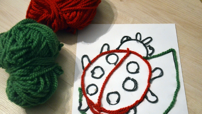 #Zostańwdomu. Nitkowe malowanki, klockowe stemple i eksperyment z balonem