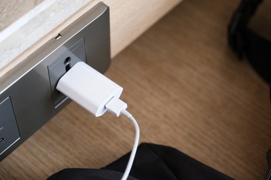 Zostawiasz ładowarkę w gniazdku? Ekspert rozwiewa wątpliwości /Shutterstock