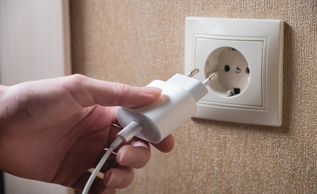 Zostawiasz ładowarkę w gniazdku? Sprawdź, czy to bezpieczne
