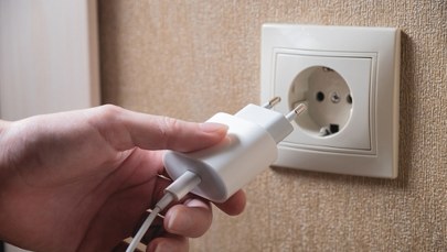 Zostawiasz ładowarkę w gniazdku? Sprawdź, czy to bezpieczne