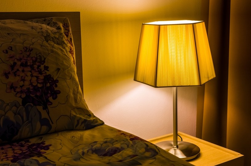 Zostawiasz w sypialni zapaloną lampkę? Skutki mogą być niemiłą niespodzianką