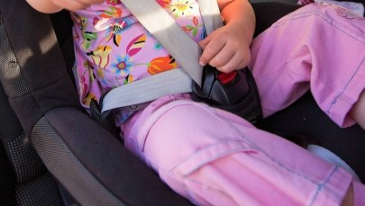 Zostawił 6-letnią córkę w aucie z włączonym silnikiem, by zagrać na automatach