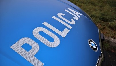 Zostawił dzieci w hotelu i zniknął. Policja szuka 35-latka