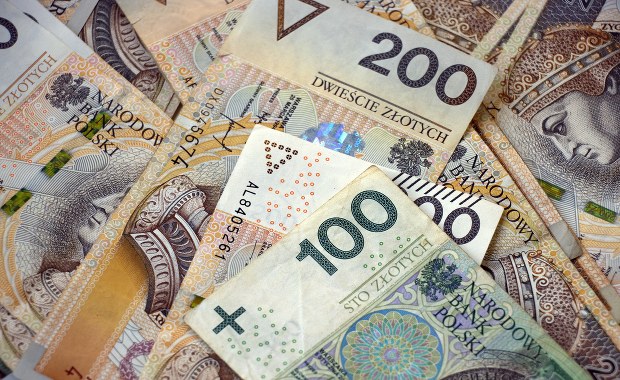 Zostawił na dachu auta kopertę z pieniędzmi. Policja apeluje do znalazców