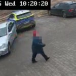 radiowóz Zostawił żonę w aucie. Stoczyło się i wjechało w radiowóz