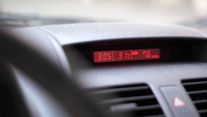 Zostawiła dziecko w samochodzie. Poszła na zakupy 