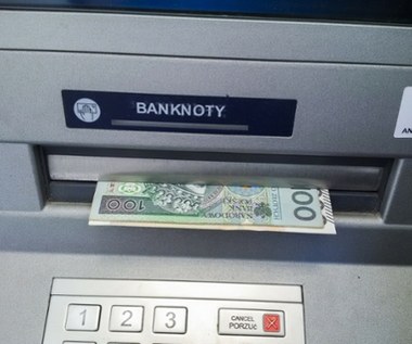 Zostawiła w bankomacie 1000 zł. Gotówkę zabrał przechodzień, grozi mu więzienie