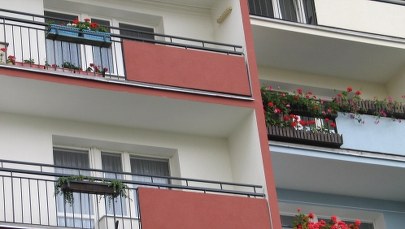 Zostawiła w domu dzieci, one nieubrane wyszły na balkon. Sprawą zajmie się sąd