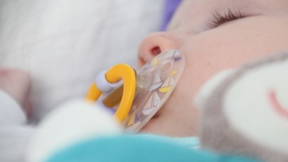 Zostawili 3-miesięczne bliźniaczki w aucie. Jedna miała smoczek przyklejony taśmą do buzi