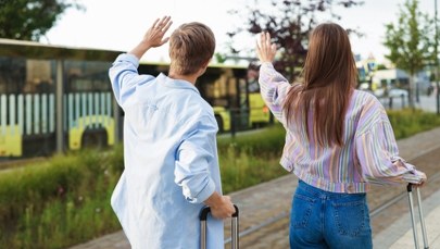 Zostawili dzieci i polecieli nad Morze Czerwone. Sprawę odkryła nauczycielka