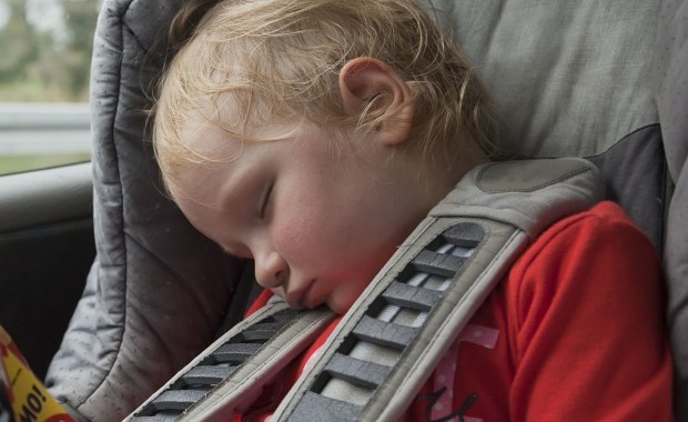 Zostawili dzieci w rozgrzanym aucie. Tłumaczenia rodziców zdumiewają