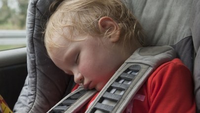 Zostawili dzieci w rozgrzanym aucie. Tłumaczenia rodziców zdumiewają