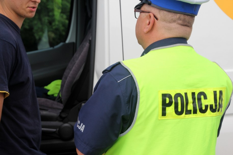 Zostawili małe dziecko w nagrzanym samochodzie i poszli... na zakupy