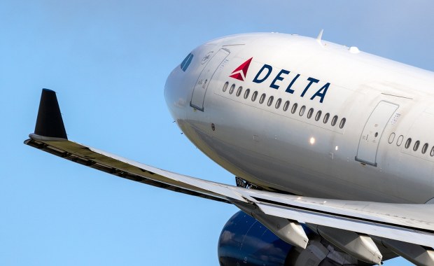 Zostawili tablet w samolocie. To, co odkryli później, przeraziło całą rodzinę