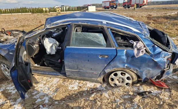 Zranił brata nożem, a następnie "przeleciał" samochodem nad ogrodzeniem posesji