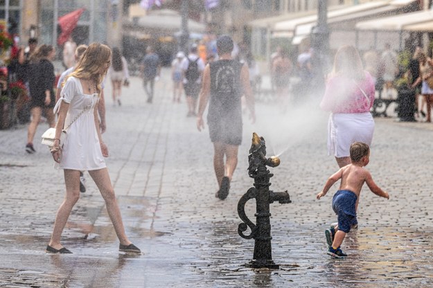 Zraszacz w kształcie krasnala na Rynku we Wrocławiu /Maciej Kulczyński /PAP