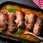 Zrazy z karkówki robię po babcinemu. Do środka dodaję pychotę ze słoika, nie chodzi o ogórki