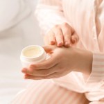 Zredukuj obrzęk i ciężkość nóg kremem z arniką. Nałóż go w ten sposób, a ulgę poczujesz w chwilę