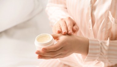 Zredukuj obrzęk i ciężkość nóg kremem z arniką. Nałóż go w ten sposób, a ulgę poczujesz w chwilę