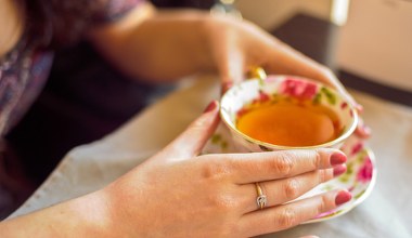 Zregeneruj paznokcie po hybrydzie kojącą kąpielą w naparze z nagietka