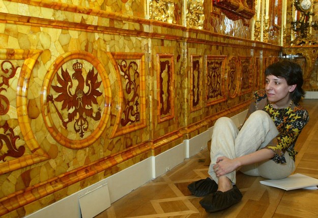 Zrekonstruowana Bursztynowa Komnata w pałacu carycy Katarzyny w Petersburgu /EPA /PAP