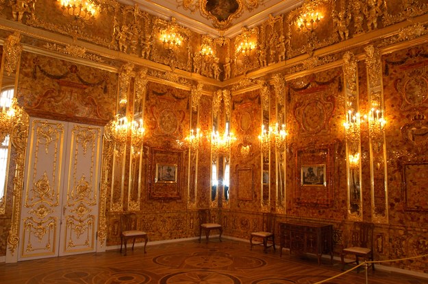 Zrekonstruowana Bursztynowa Komnata w pałacu carycy Katarzyny w Petersburgu /Jacek Bednarczyk /PAP