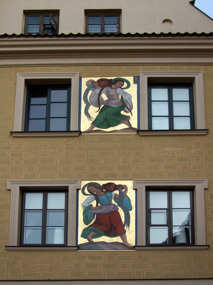 Zrekonstruowane freski Zofii Stryjeńskiej na kamienicy rynkowej Starego Miasta w Warszawie /Krzysztof Chojnacki/East News /East News