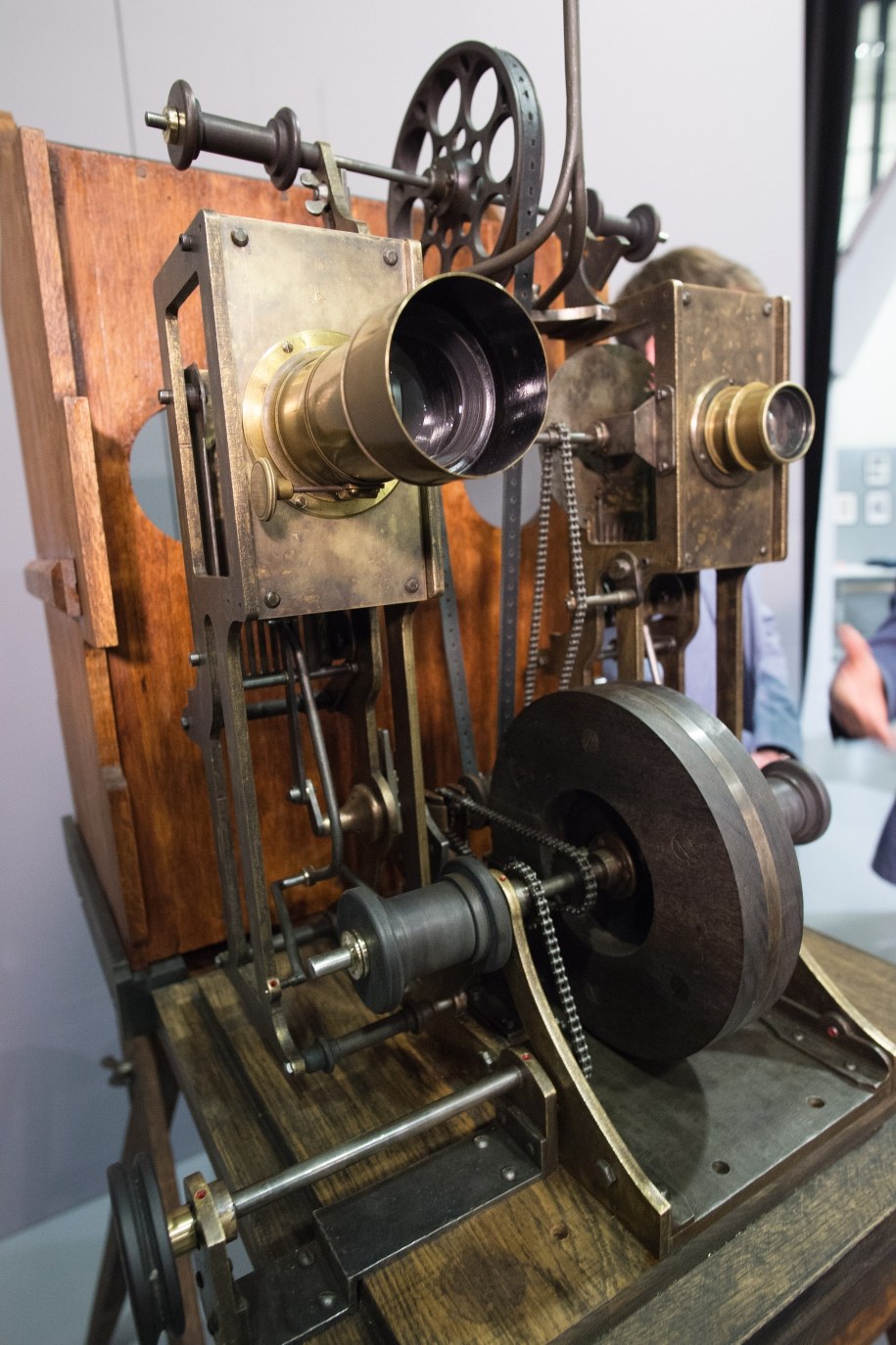 Zrekonstruowany biopleograf - projektor skonstruowany przez Kazimierza Prószyńskiego w 1898 roku /	Grzegorz Michałowski   /PAP