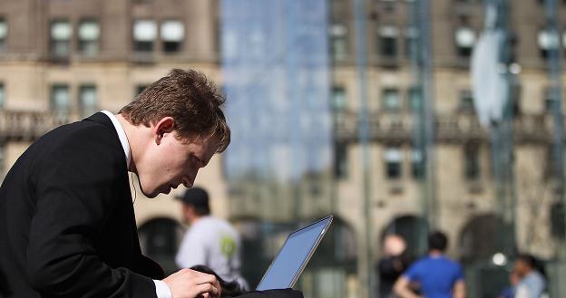 Zrezygnować z zakupów w internecie można tylko wtedy, gdy zakup został dokonany od przedsiębiorcy /AFP