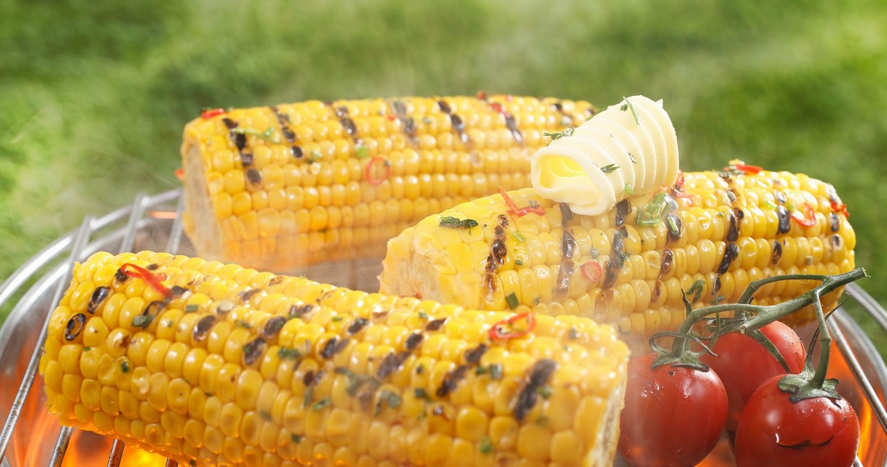 Zrezygnuj z grillowania ziemniaków, kukurydzy i pieczywa /123RF/PICSEL