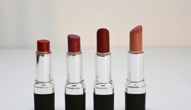 Zrezygnuj z koralu i krzykliwego różu, wybierz śliwkę. Te kolory rządzą jesienią na ustach