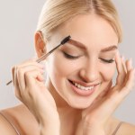 Zrezygnuj z kosmetyczki i wydawania fortuny. 3 tanie metody na ciemne brwi