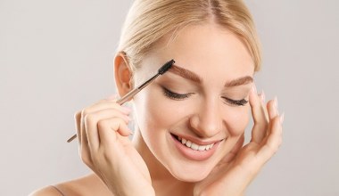 Zrezygnuj z kosmetyczki i wydawania fortuny. 3 tanie metody na ciemne brwi