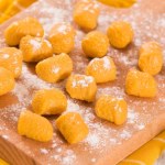 kluseczki Zrezygnuj z ziemniaków i zrób włoskie kluseczki z pieczonej dyni. Wyglądają i smakują jak marzenie