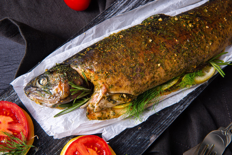 Zrezygnuj ze smażenia ryby: Pieczona jest zdrowsza i smaczniejsza! /123RF/PICSEL