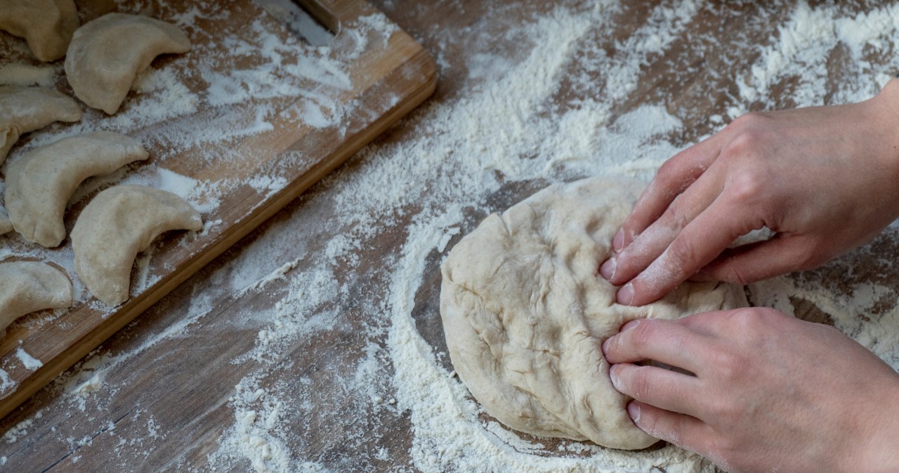 Zrób ciasto na pierogi bez jajka, z tego przepisu. Będzie idealnie elastyczne i miękkie. /123RF/PICSEL