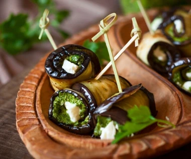 Zrób na andrzejki, a powtórzysz na sylwestra. Sycące roladki imprezowe 