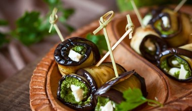 Zrób na andrzejki, a powtórzysz na sylwestra. Sycące roladki imprezowe 