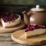 ​Zrób na weekend taki sernik z galaretką. Jest banalnie prosty i nie wymaga pieczenia