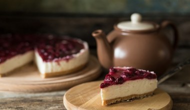 ​Zrób na weekend taki sernik z galaretką. Jest banalnie prosty i nie wymaga pieczenia