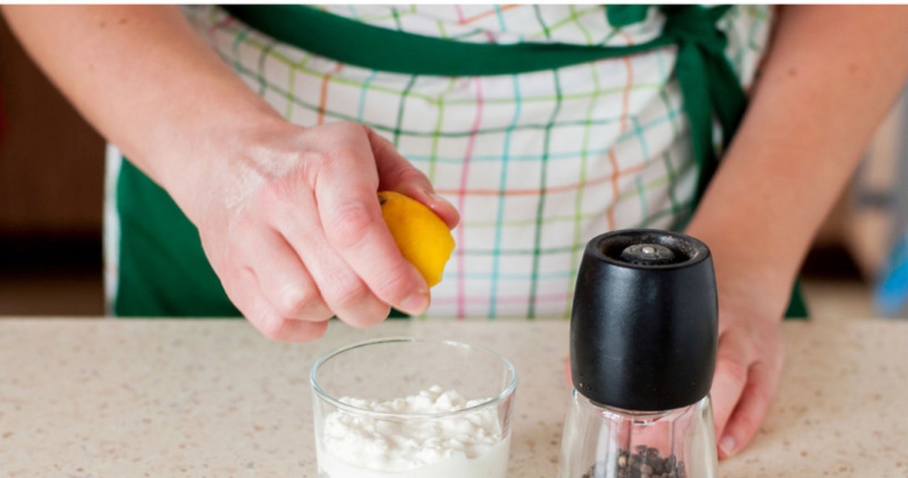 Zrób nadzienie serowe do środka kruchych babeczek /dolphytv /123RF/PICSEL