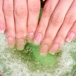 Zrób paznokciom taką kąpiel. Odżywisz je i wzmocnisz nie tylko po hybrydzie