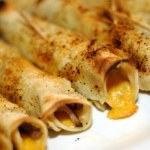 Zrób pieczarkowo-serowy farsz i zawiń go w naleśniki. Zrobisz pyszne danie na obiad lub kolację 