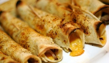 Zrób pieczarkowo-serowy farsz i zawiń go w naleśniki. Zrobisz pyszne danie na obiad lub kolację 