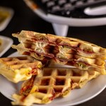 ​Zrób pizzę w gofrownicy. Już nigdy nie zechcesz zjeść placka z piekarnika