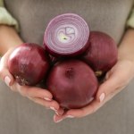 Zrób to przed krojeniem cebuli, a nie uronisz ani jednej łzy. Niezawodny sposób