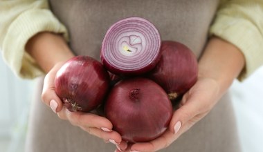 Zrób to przed krojeniem cebuli, a nie uronisz ani jednej łzy. Niezawodny sposób