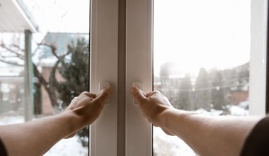 Zrób to z oknami jesienią. Uszczelnisz je, a rachunki za ogrzewanie zimą spadną 
