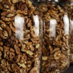 Zrób ważną rzecz, zanim wrzucisz orzechy do słoika. Długo będą chrupiące i szybko się nie zepsują