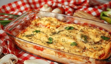 Zrób zamiast kanapek na kolację. Prosta zapiekanka makaronowa 